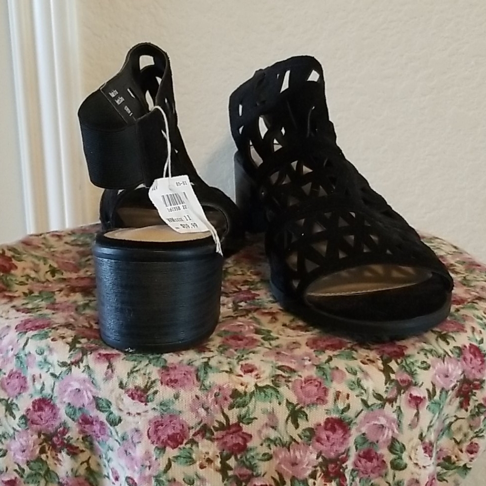 NWT American Eagle Size 11 Sandals
